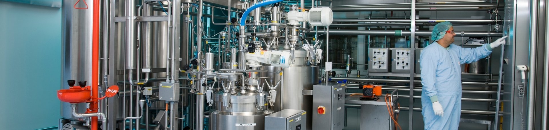 Ein Mitarbeiter bedient eine Anlage in der Produktion