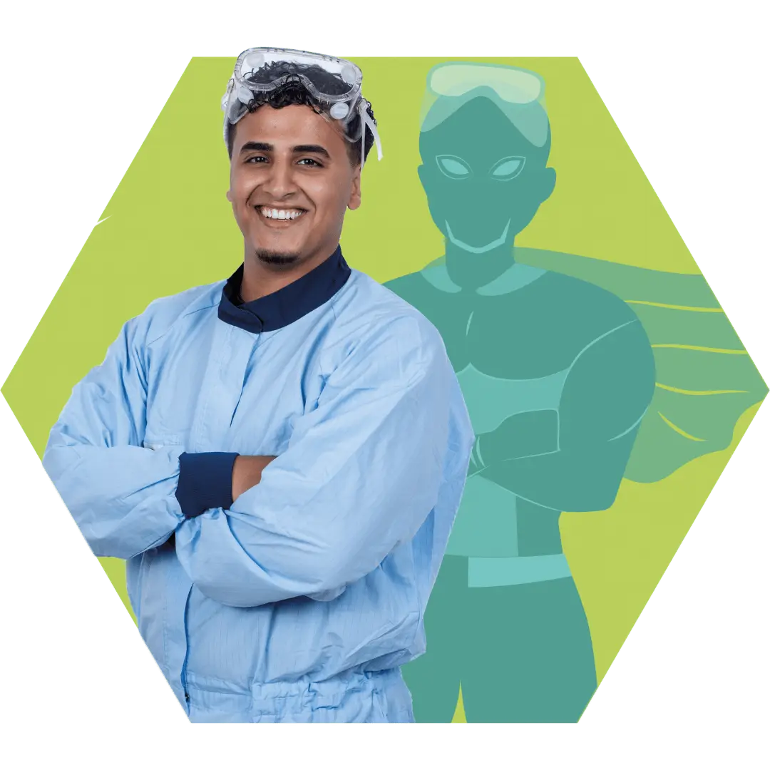 Auszubildender Chemikant vor einem grünen Hintergrund, auf dem er mit einem Superhelden-Umhang abgebildet ist.